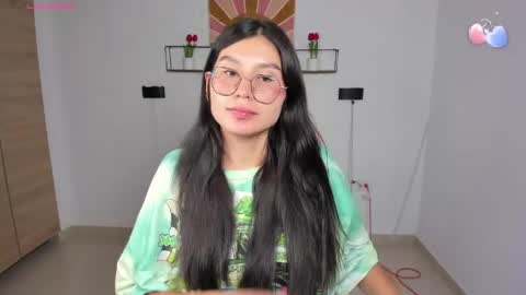 Snapshot of emily_villamil_ chatting on 04/21/26, 09:50 Emi online show from 04/21/26, 09:50