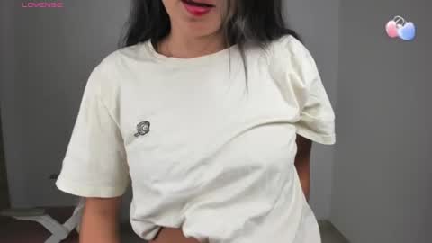 Snapshot of emily_villamil_ chatting on 08/06/26, 10:55 Emi online show from 08/06/26, 10:55