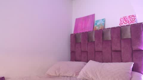 emily_w2 online show from 09/19/25, 04:03