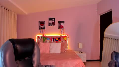 emily_warren__ online show from 07/11/26, 07:49