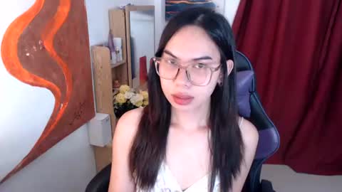 emily_xo143 online show from 06/15/26, 09:44