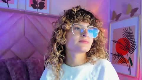 Snapshot of emilyjonesss_ chatting on 03/12/26, 08:37 Emilyjonnes online show from 03/12/26, 08:37