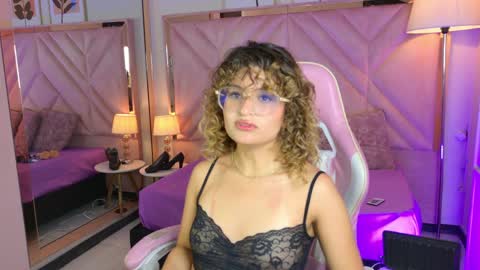 Snapshot of emilyjonesss_ chatting on 04/06/26, 07:59 Emilyjonnes online show from 04/06/26, 07:59
