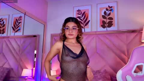 Snapshot of emilyjonesss_ chatting on 04/11/26, 10:14 Emilyjonnes online show from 04/11/26, 10:14