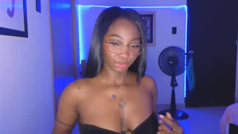 Snapshot of emilykissx chatting on 11/04/25, 03:33 Emily Kissx online show from 11/04/25, 03:33