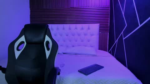 emilymora1_ online show from 05/26/26, 05:36