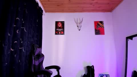 Snapshot of emilyrymer chatting on 11/04/25, 06:29 Emily Support me to have 100 likes plx online show from 11/04/25, 06:29