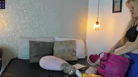 Snapshot of emilysumer chatting on 01/10/26, 02:46 Summer 3 online show from 01/10/26, 02:46