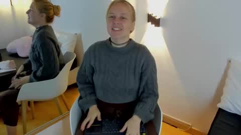 Snapshot of emilysumer chatting on 02/22/26, 01:09 Summer 3 online show from 02/22/26, 01:09