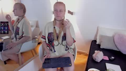 Snapshot of emilysumer chatting on 03/22/26, 03:43 Summer 3 online show from 03/22/26, 03:43