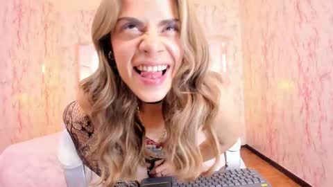 Emily  2200 - 600GMT-5 online show from 05/21/26, 08:27