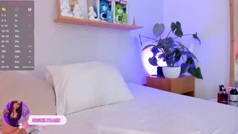 Snapshot of emilyy_bank chatting on 11/10/25, 07:57 Emily Bank online show from 11/10/25, 07:57