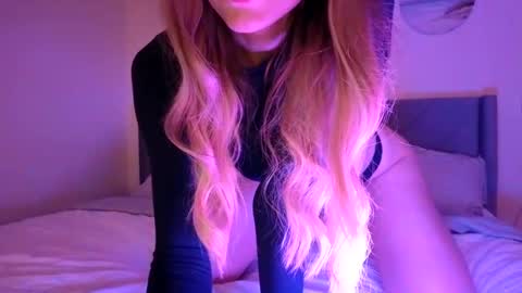 Snapshot of emilyy_miller chatting on 09/27/25, 03:22 emilly online show from 09/27/25, 03:22