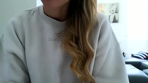 Snapshot of emilyy_miller chatting on 10/14/25, 05:36 emilly online show from 10/14/25, 05:36