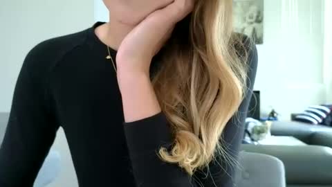 Snapshot of emilyy_miller chatting on 10/17/25, 08:11 emilly online show from 10/17/25, 08:11