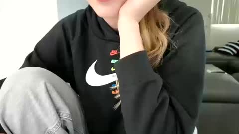 Snapshot of emilyy_miller chatting on 10/19/25, 03:45 emilly online show from 10/19/25, 03:45