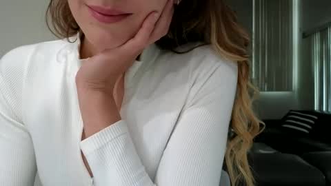 Snapshot of emilyy_miller chatting on 10/22/25, 09:47 emilly online show from 10/22/25, 09:47