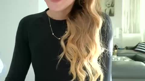 Snapshot of emilyy_miller chatting on 10/23/25, 09:24 emilly online show from 10/23/25, 09:24