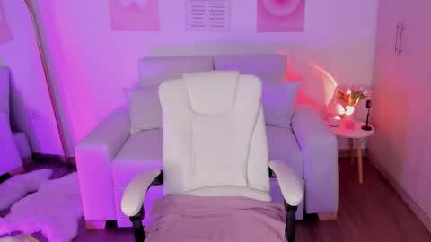 Snapshot of emilyycute_ chatting on 10/26/25, 04:18 Emily online show from 10/26/25, 04:18