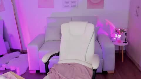 Snapshot of emilyycute_ chatting on 11/08/25, 09:24 Emily online show from 11/08/25, 09:24