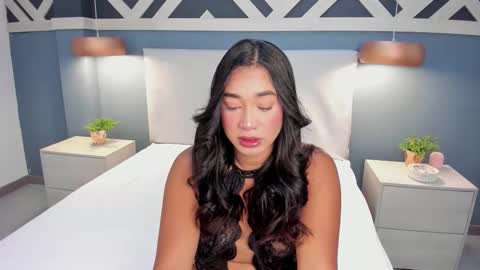 Snapshot of emilyzahar chatting on 11/17/25, 01:06 Emily online show from 11/17/25, 01:06