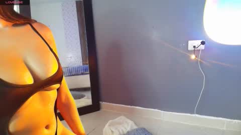 emma_and_aysha online show from 11/11/25, 10:32