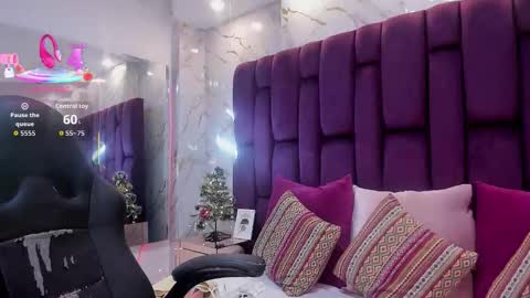 Snapshot of emma_carterr1 chatting on 11/30/25, 02:32 pau online show from 11/30/25, 02:32