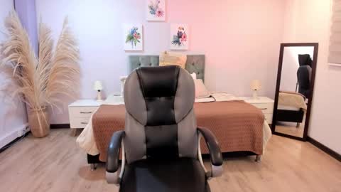 Snapshot of emma_charm_ chatting on 11/26/25, 12:28 Emma online show from 11/26/25, 12:28