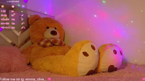 Snapshot of emma_clive chatting on 10/28/25, 02:26 Emma online show from 10/28/25, 02:26