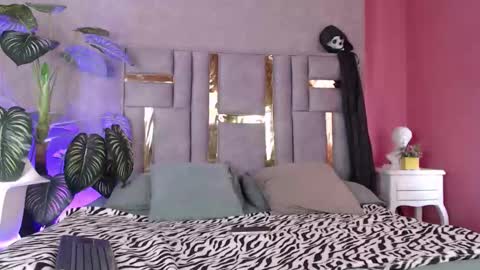 Snapshot of emma_fg chatting on 10/22/25, 12:27 Valeria  online show from 10/22/25, 12:27