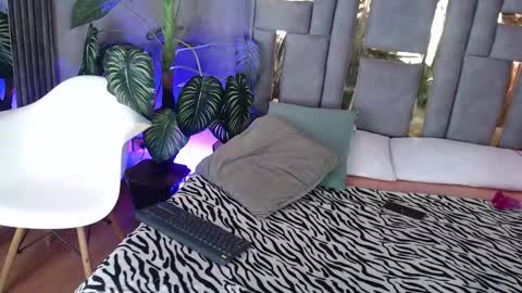 Snapshot of emma_fg chatting on 10/24/25, 01:18 Valeria  online show from 10/24/25, 01:18