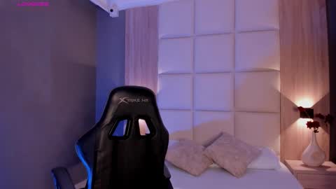 Snapshot of emma_fhox chatting on 12/04/25, 02:32 E M M A online show from 12/04/25, 02:32