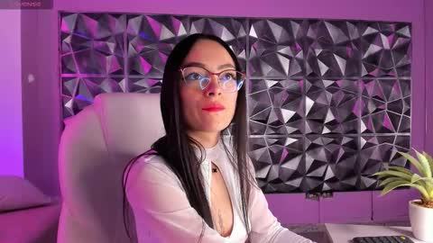 Snapshot of emma_kovich chatting on 11/17/25, 08:58 emma online show from 11/17/25, 08:58