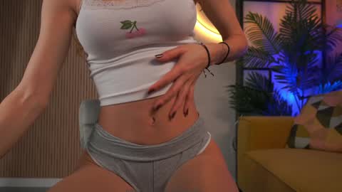 Snapshot of emma_land chatting on 10/31/25, 03:29 online show from 10/31/25, 03:29