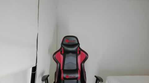 Snapshot of emma_lovv chatting on 02/24/25, 12:20 Emma 3 online show from 02/24/25, 12:20