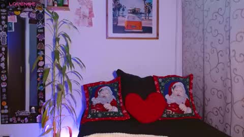 Snapshot of emma_pole_88 chatting on 12/18/24, 11:30 Sara Luna online show from 12/18/24, 11:30
