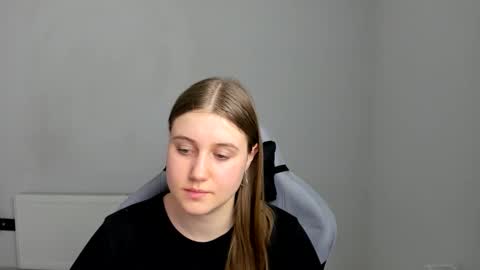 Snapshot of emma_sweettyy chatting on 06/03/26, 02:33 Emma online show from 06/03/26, 02:33