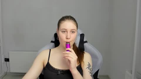Snapshot of emma_sweettyy chatting on 06/10/26, 06:23 Emma online show from 06/10/26, 06:23