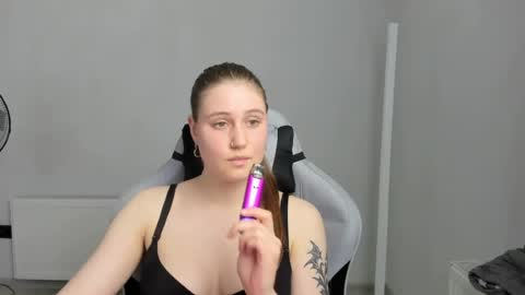 Snapshot of emma_sweettyy chatting on 06/15/26, 12:18 Emma online show from 06/15/26, 12:18