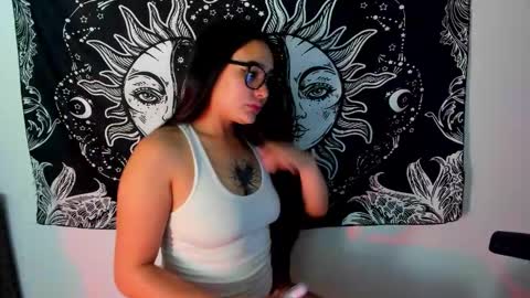 Snapshot of emma_timli1 chatting on 11/22/25, 02:43 Emma online show from 11/22/25, 02:43