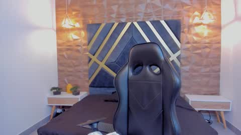 Snapshot of emmaa_white_ chatting on 11/11/25, 05:24 EMMA online show from 11/11/25, 05:24