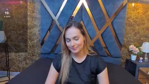 Snapshot of emmaa_white_ chatting on 11/13/25, 05:23 EMMA online show from 11/13/25, 05:23