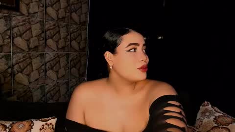 Snapshot of emmacamille2 chatting on 03/01/25, 01:32 emmacamille2 online show from 03/01/25, 01:32