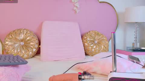 Snapshot of emmacrush chatting on 10/24/25, 10:39 Welcome Im yosein  Your love is my passion activate it with your tips and enjoy with me online show from 10/24/25, 10:39
