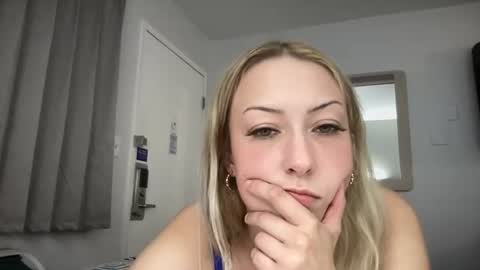 Snapshot of emmaraee chatting on 06/14/26, 06:26 emmaraee online show from 06/14/26, 06:26