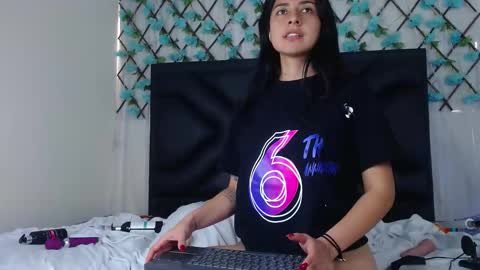 Snapshot of emmawillliams chatting on 11/26/25, 03:35 Emma online show from 11/26/25, 03:35