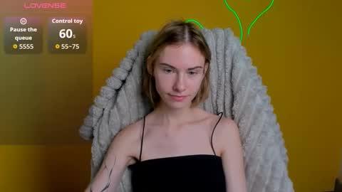 Snapshot of emmi_rossum chatting on 12/16/25, 12:21 Emmi online show from 12/16/25, 12:21