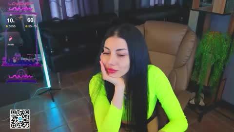 Snapshot of emmi_swon chatting on 09/10/25, 04:12 Mia online show from 09/10/25, 04:12