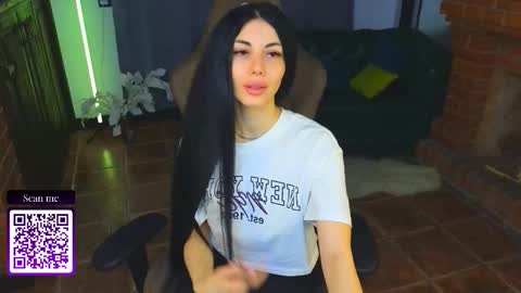 Snapshot of emmi_swon chatting on 09/29/25, 08:57 Mia online show from 09/29/25, 08:57