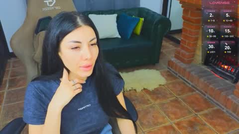 Snapshot of emmi_swon chatting on 10/17/25, 06:43 Mia online show from 10/17/25, 06:43